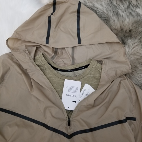 By NIKE- Therma Sphere Tech Pack Top neutral Beige colored. NWOT - Picture 8 of 8